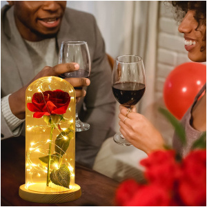 Rose éternelle dans un dôme en verre