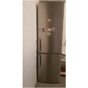 Réfrigérateur avec congélateur intégré
