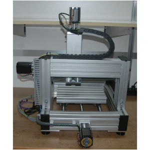 Fraiseuse CNC avec moteur de fraisage et moniteur PC de contrôle